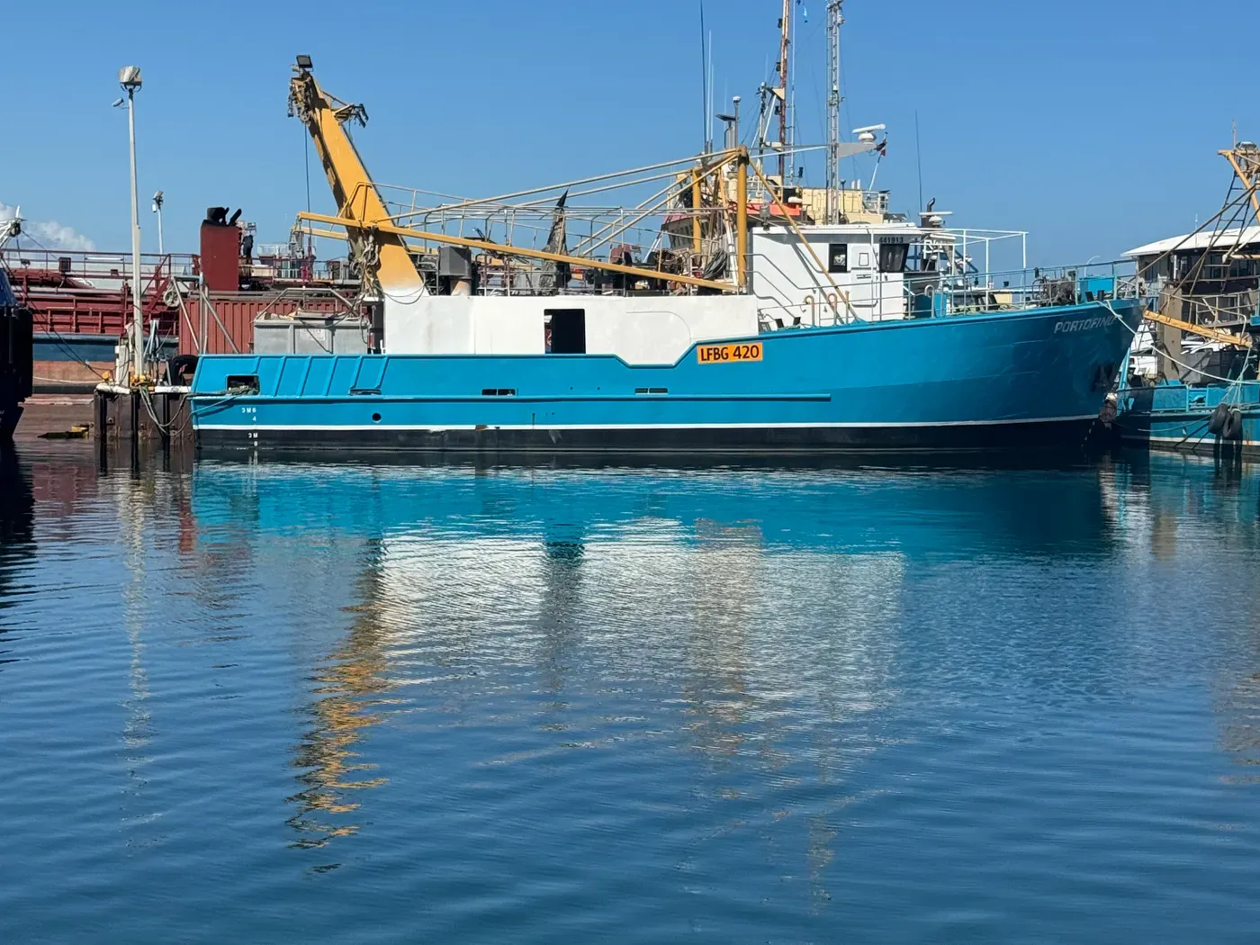 Blaues Fischerboot im Fremantle Harbour