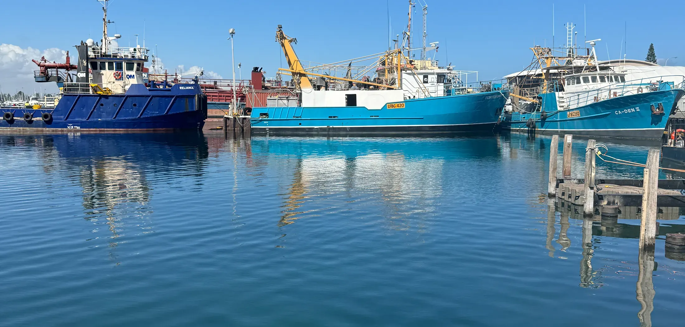 Boote im sonnigen Fremantle Harbour